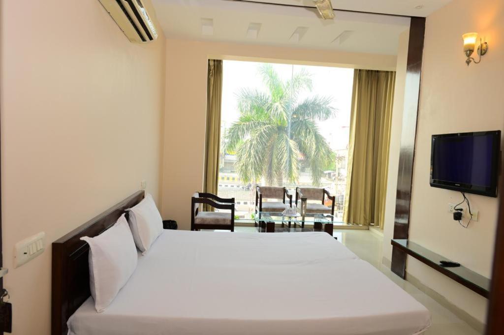 Maharani Regency Hotel Panchkula Bagian luar foto