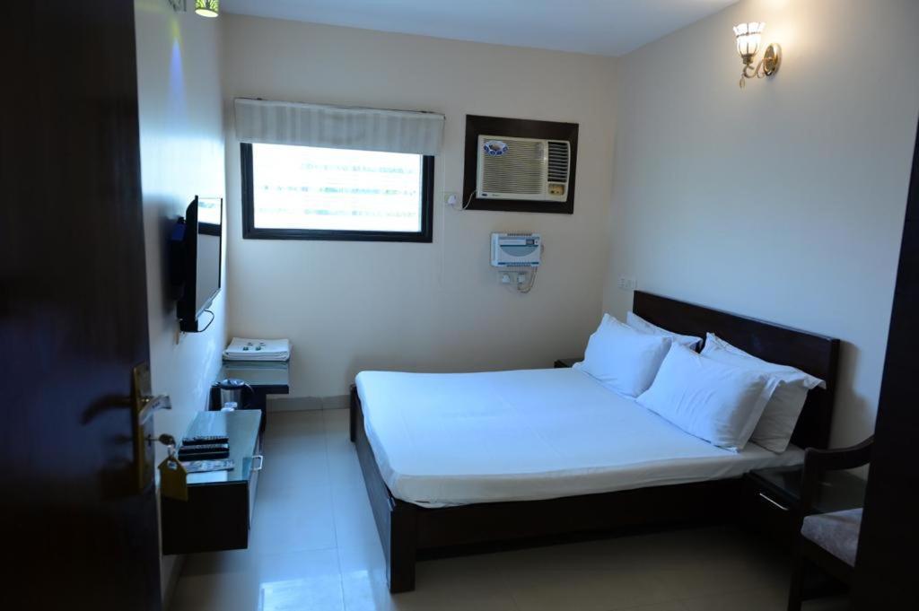 Maharani Regency Hotel Panchkula Bagian luar foto