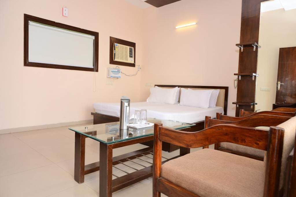 Maharani Regency Hotel Panchkula Bagian luar foto